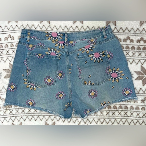 Light Wash Raw Hem Denim Jean Shorts with Flower Design Size 13 NWT - Picture 2 of 3